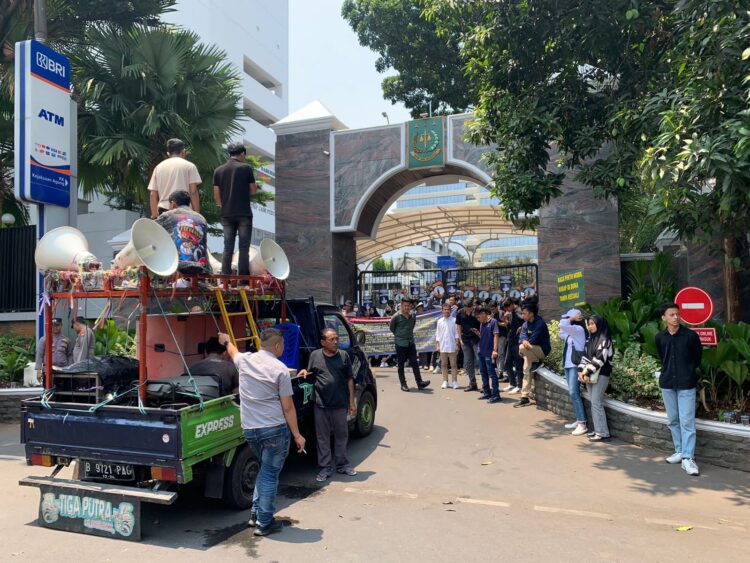 Ratusan Massa Demo di Kejagung RI Mendesak Untuk Instruksikan Kejati Sultra Agar Periksa 3 Eks Kepala Syahbandar Molawe