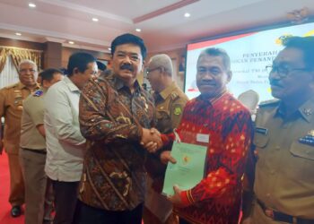 Wakil Bupati Muna Terima Sertifikat Aset Pemda Dari Menteri ATR/BPN RI