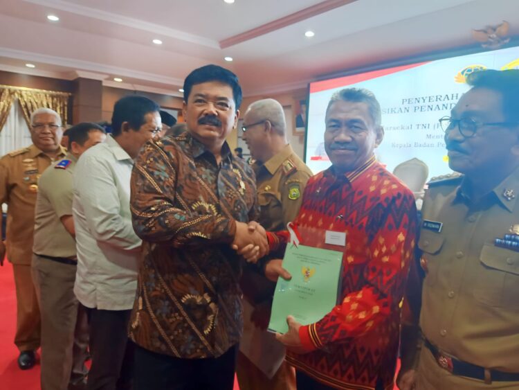 Wakil Bupati Muna Terima Sertifikat Aset Pemda Dari Menteri ATR/BPN RI