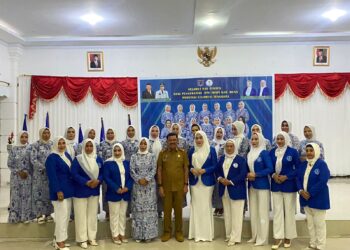 Sekda Muna Eddy Uga Kukuhkan Pengurus IWAPI Kabupaten Muna Periode 2023-2028