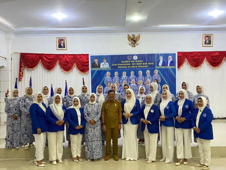 Sekda Muna Eddy Uga Kukuhkan Pengurus IWAPI Kabupaten Muna Periode 2023-2028