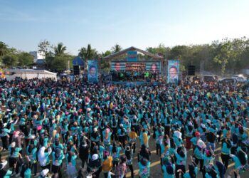 Ribuan Masyarakat Tumpah Ruah Ikuti Mubar Sehat Bersama La Ode Darwin