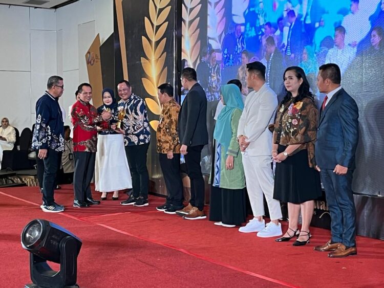Ketua Kadin Sultra Diganjar Penghargaan Sultra Awards 2023 Atas Kepedulian Terhadap UMKM