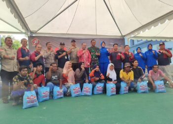 Bantu Masyarakat Hadapi Inflasi, Lanal Kendari Salurkan Ratusan Paket Sembako