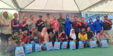 Bantu Masyarakat Hadapi Inflasi, Lanal Kendari Salurkan Ratusan Paket Sembako