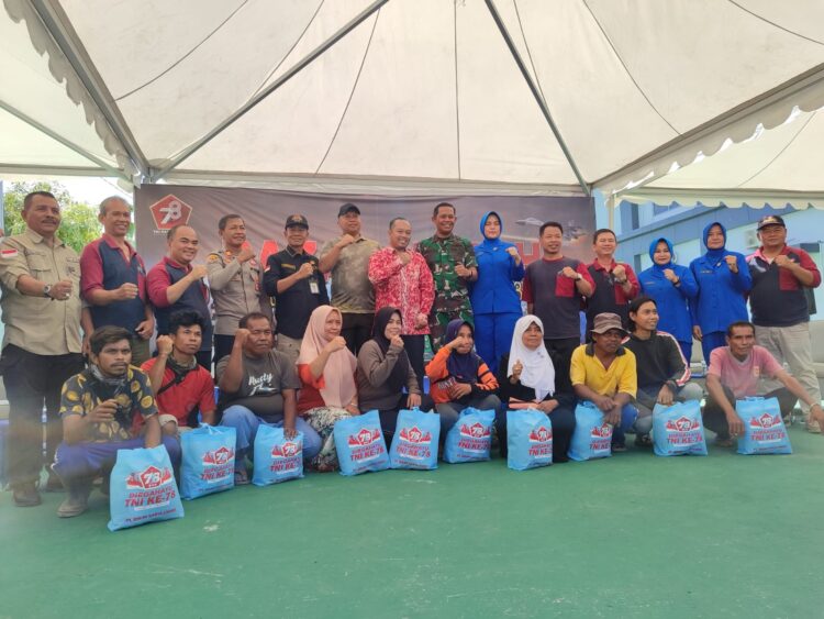 Bantu Masyarakat Hadapi Inflasi, Lanal Kendari Salurkan Ratusan Paket Sembako
