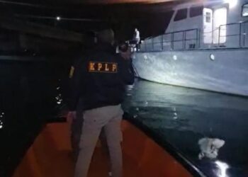 Tim SAR KPLP KSOP Kendari Bantu Pencarian Pemuda Jatuh di Jembatan Teluk