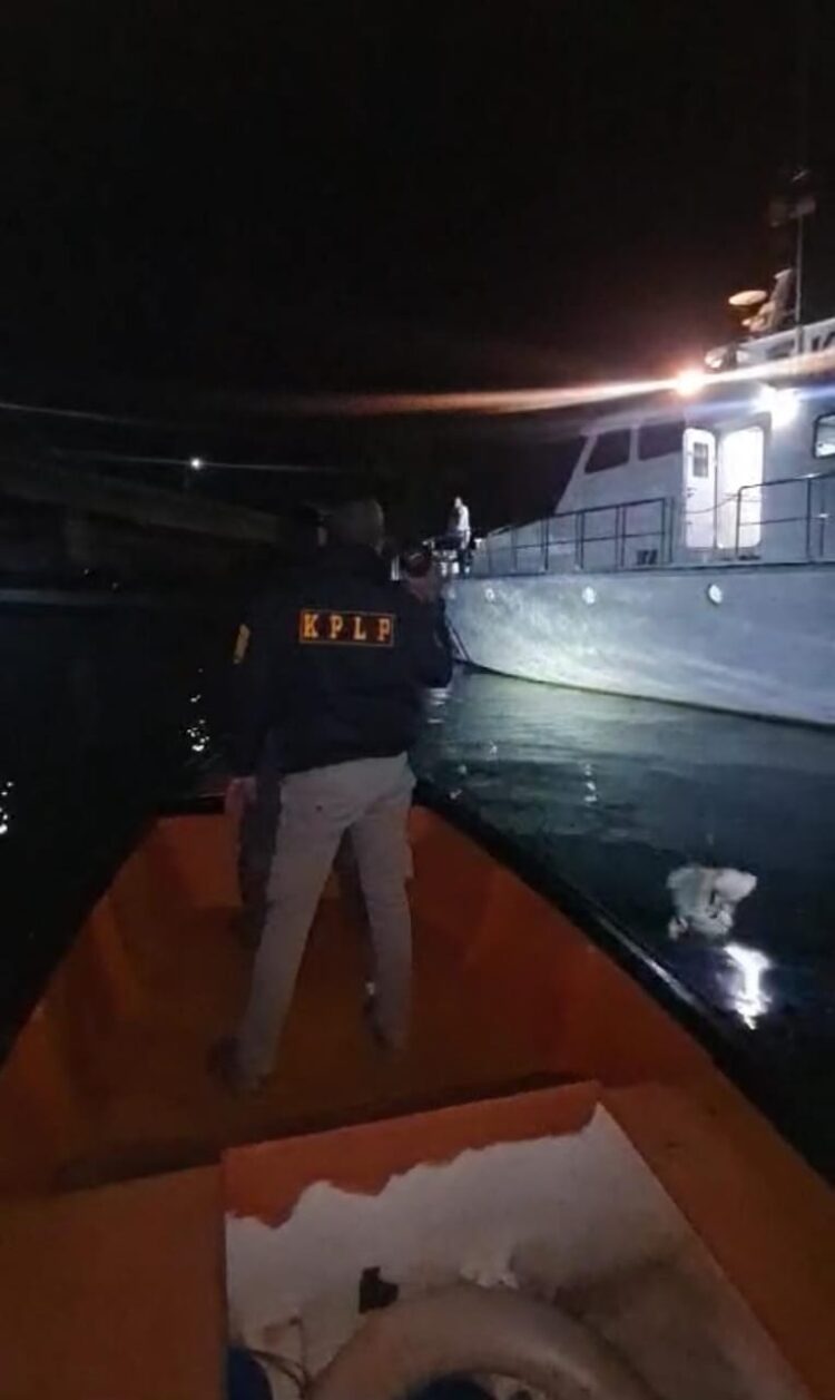 Tim SAR KPLP KSOP Kendari Bantu Pencarian Pemuda Jatuh di Jembatan Teluk