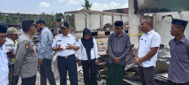 Wakil Bupati Muna Tinjau Langsung Kondisi Pasar Sentral Wakuru yang Terbakar