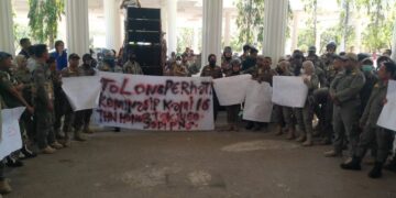 Demo di Kantor Bupati, BKPSDM dan DPRD Muna, Ratusan Honorer Satpol PP Tuntut Diangkat Jadi ASN