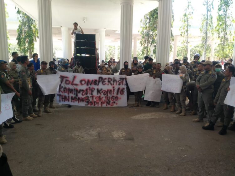 Demo di Kantor Bupati, BKPSDM dan DPRD Muna, Ratusan Honorer Satpol PP Tuntut Diangkat Jadi ASN