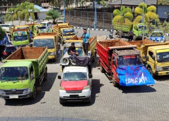Kerap Dikriminalisasi, Puluhan Sopir Dump Track Dari Konawe Mengadu Ke DPRD Sultra