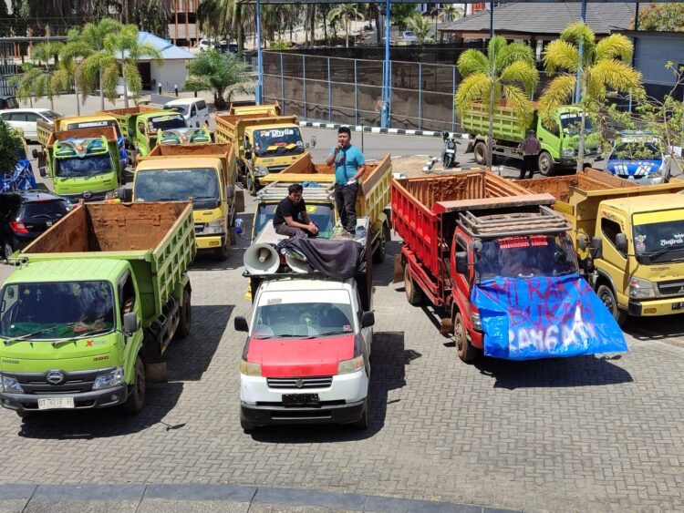 Kerap Dikriminalisasi, Puluhan Sopir Dump Track Dari Konawe Mengadu Ke DPRD Sultra