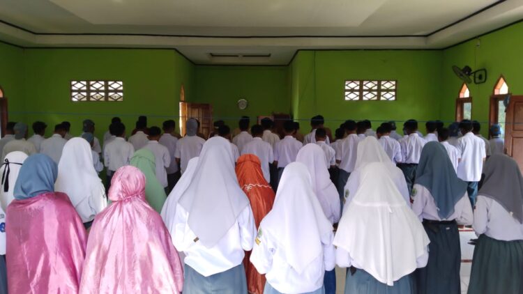 Bela Palestina, SMA dan SMK se Sultra Serentak Laksanakan Sholat Ghoib di Tiap Sekolah