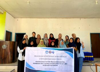Cegah Stunting, Tim Dosen Fakultas Farmasi UHO Lakukan Sosialisasi dan Edukasi PHBS, Pemberian Obat Cacing, dan Suplementasi Zat Besi Kepada Warga di Desa Atowatu dan Sawapudo