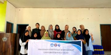 Cegah Stunting, Tim Dosen Fakultas Farmasi UHO Lakukan Sosialisasi dan Edukasi PHBS, Pemberian Obat Cacing, dan Suplementasi Zat Besi Kepada Warga di Desa Atowatu dan Sawapudo