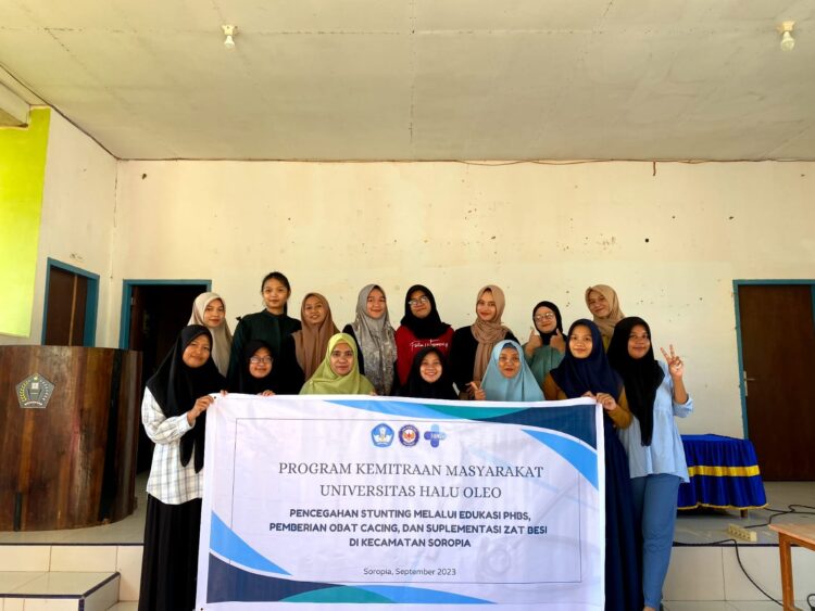 Cegah Stunting, Tim Dosen Fakultas Farmasi UHO Lakukan Sosialisasi dan Edukasi PHBS, Pemberian Obat Cacing, dan Suplementasi Zat Besi Kepada Warga di Desa Atowatu dan Sawapudo