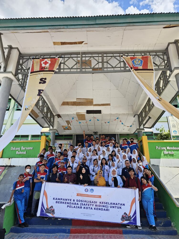 Minimalisir Potensi Kecelakaan, Tim Pelaksana Pengabdian PKM LPPM UHO Laksanakan Kampanye dan Sosialisasi Safety Riding Kepada Pelajar di SMAN 1 Kendari