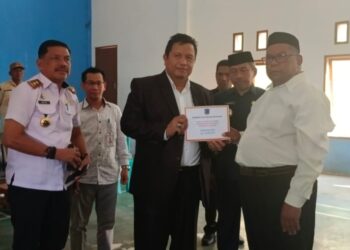 Bupati Muna Serahkan Bantuan kepada Pedagang Korban Kebakaran Pasar Wakuru