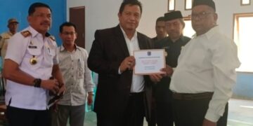 Bupati Muna Serahkan Bantuan kepada Pedagang Korban Kebakaran Pasar Wakuru