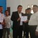 Bupati Muna Serahkan Bantuan kepada Pedagang Korban Kebakaran Pasar Wakuru