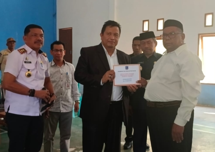 Bupati Muna Serahkan Bantuan kepada Pedagang Korban Kebakaran Pasar Wakuru