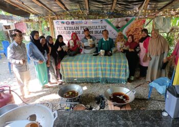 Berkomitmen Membantu Pengembangan Olahan Hasil Perikanan, Kolaborasi Tim Kosabangsa USN Kolaka dan UHO Melatih Mitra Kelompok Pengolah Ikan Mekar Jaya dalam Diversifikasi Olahan Ikan