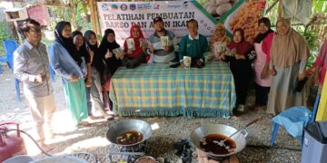 Berkomitmen Membantu Pengembangan Olahan Hasil Perikanan, Kolaborasi Tim Kosabangsa USN Kolaka dan UHO Melatih Mitra Kelompok Pengolah Ikan Mekar Jaya dalam Diversifikasi Olahan Ikan
