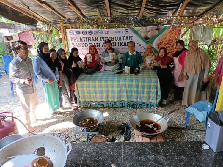 Berkomitmen Membantu Pengembangan Olahan Hasil Perikanan, Kolaborasi Tim Kosabangsa USN Kolaka dan UHO Melatih Mitra Kelompok Pengolah Ikan Mekar Jaya dalam Diversifikasi Olahan Ikan