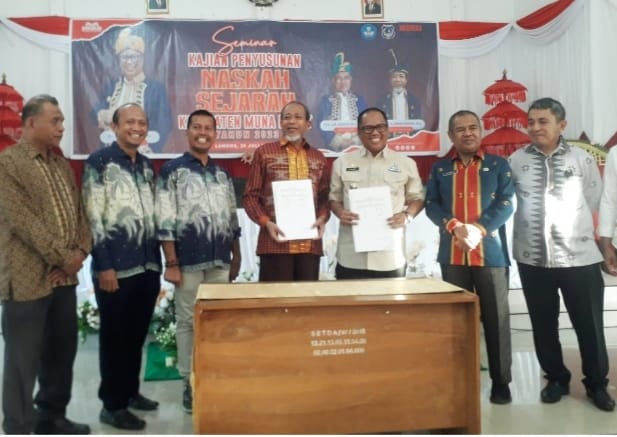 Rektor Universitas Karya Persada Muna, Resmi Ajukan 30 Mahasiswa kurang Mampu untuk Dapat Beasiswa dari Pemda Mubar, untuk Pemda Muna Menyusul