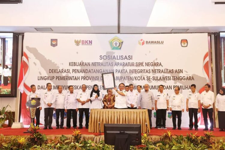 Asisten lll Wakili Bupati Muna dalam Sosialisasi Kebijakan Netralitas ASN, Deklarasi dan Penanggulangan Pakta Integritas ASN dalam menyukseskan Pemilu Tahun 2024