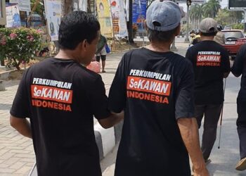 Tuna Netra Sekawan Tancap Gas, Sosialisasi Ganjar-Mahfud dengan Bagi-bagi Stiker ke Pengguna Jalan di Kendari