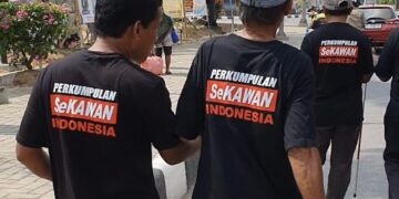 Tuna Netra Sekawan Tancap Gas, Sosialisasi Ganjar-Mahfud dengan Bagi-bagi Stiker ke Pengguna Jalan di Kendari