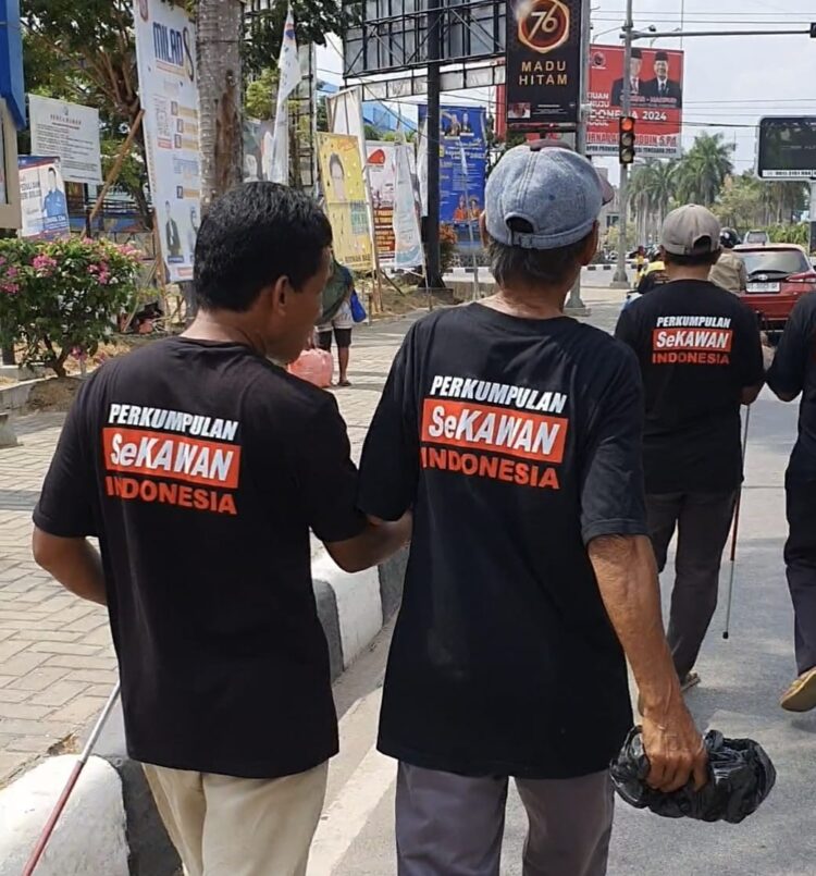 Tuna Netra Sekawan Tancap Gas, Sosialisasi Ganjar-Mahfud dengan Bagi-bagi Stiker ke Pengguna Jalan di Kendari
