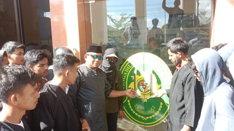 Diduga Tak Netral Dalam Memutus Sejumlah Kasus, PN Kendari di Geruduk Massa