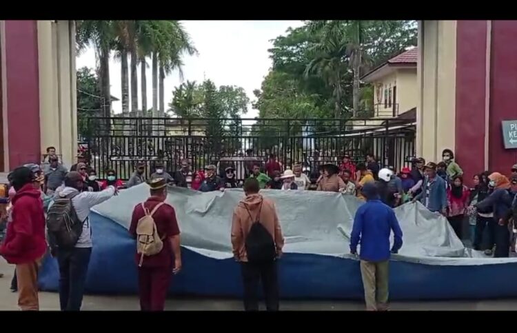 Ratusan Petani asal Konsel Minta Keadilan di Polda Sultra