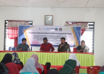 Program Kosabangsa, Tim Dosen USN Kolaka bersama Tim Dosen UNM Berikan Pendampingan dan Edukasi Pemanfaatan Limbah Kelapa yang Diolah Jadi Briket Arang di Desa Balobone Kabupaten Buteng