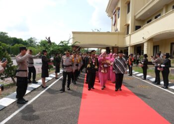 Kapolda Sultra Berikan Upacara Pelepasan 30 Personil Polri Purnabakti