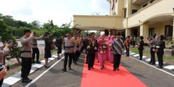 Kapolda Sultra Berikan Upacara Pelepasan 30 Personil Polri Purnabakti