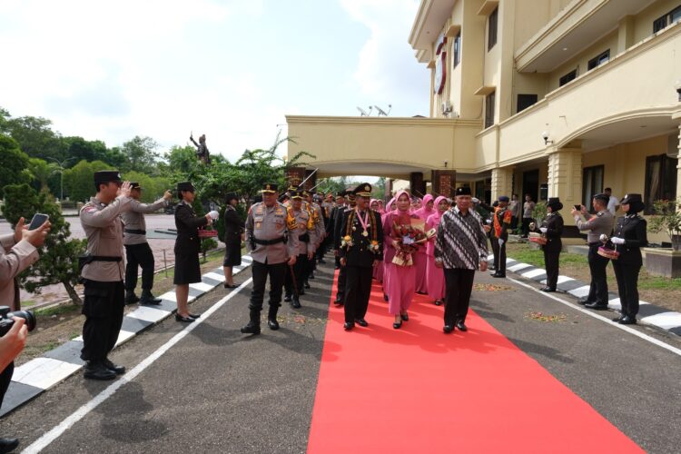 Kapolda Sultra Berikan Upacara Pelepasan 30 Personil Polri Purnabakti