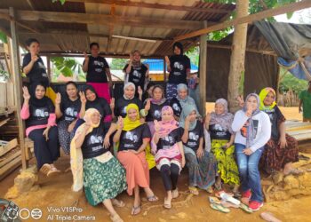 Emak-emak di Kolaka Kompak Pakai Baju Ganjar-Mahfud