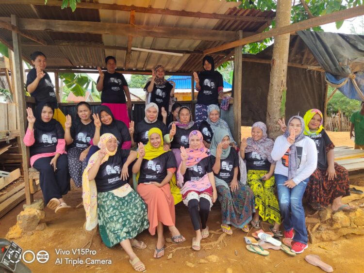 Emak-emak di Kolaka Kompak Pakai Baju Ganjar-Mahfud
