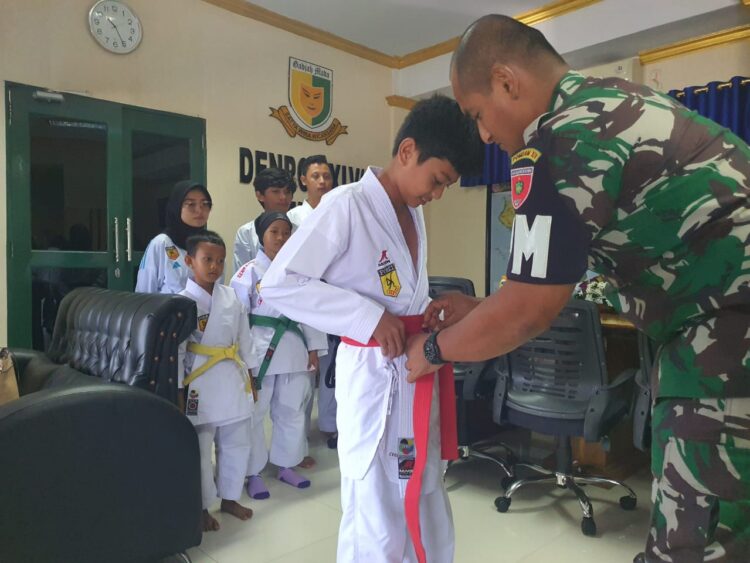 Komandan Denpom XIV/3 Kendari Lepas Atlet Karateka Kendari Dojo X-Bro/Dojo Denpom Ikuti Kejuaraan di Makassar 