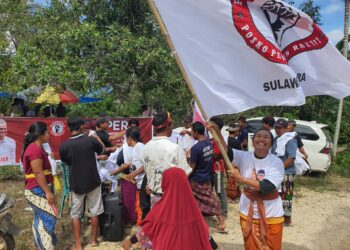 Pospera Sultra Bagi-Bagi Kaos Bertuliskan ‘2024 Ganjar-Mahfud’ ke Desa-desa