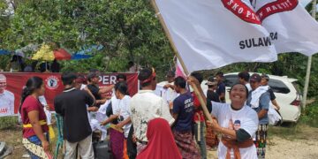 Pospera Sultra Bagi-Bagi Kaos Bertuliskan ‘2024 Ganjar-Mahfud’ ke Desa-desa