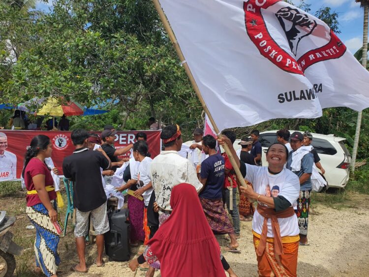 Pospera Sultra Bagi-Bagi Kaos Bertuliskan ‘2024 Ganjar-Mahfud’ ke Desa-desa
