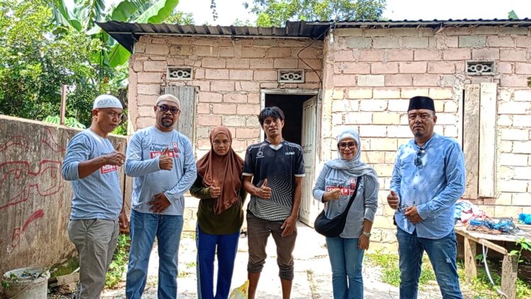 Komunitas Jumat Berkah Kendari Salurkan Sedekah Kepada Korban Kebakaran di Kambu