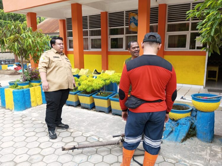Gerak Cepat Ketua FPRB Sultra Yudhianto Mahardika Cegah Penyebaran DBD Dengan Lakukan Fogging Dua Sekolah di Kendari