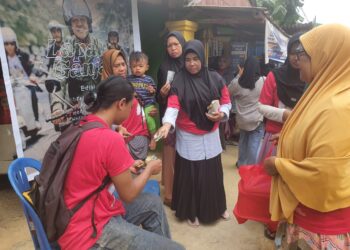 Emak Emak di Kendari Resahkan Sembako Mahal, Relawan Sahabat Muda Ganjar-Mahfud Gelar Lapak Tebus Murah