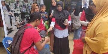 Emak Emak di Kendari Resahkan Sembako Mahal, Relawan Sahabat Muda Ganjar-Mahfud Gelar Lapak Tebus Murah